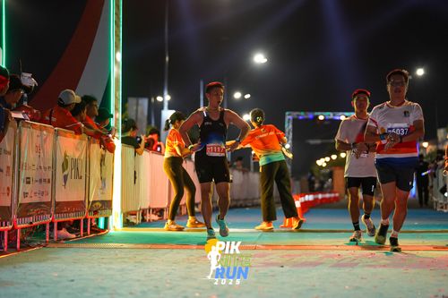 Race photo from PIK NITE RUN 2025