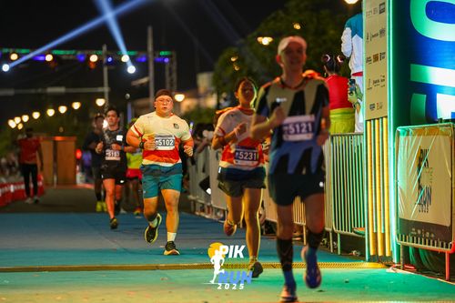 Race photo from PIK NITE RUN 2025