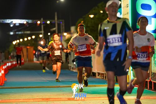 Race photo from PIK NITE RUN 2025