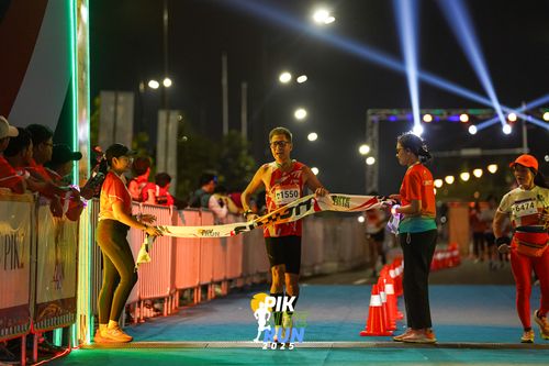 Race photo from PIK NITE RUN 2025