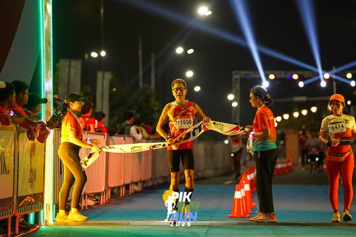 Race photo from PIK NITE RUN 2025
