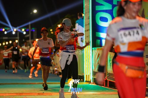 Race photo from PIK NITE RUN 2025