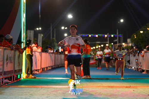 Race photo from PIK NITE RUN 2025