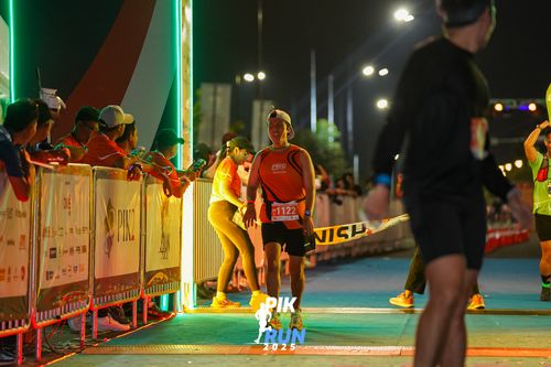 Race photo from PIK NITE RUN 2025