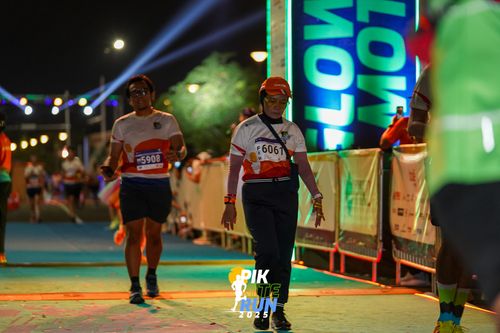 Race photo from PIK NITE RUN 2025