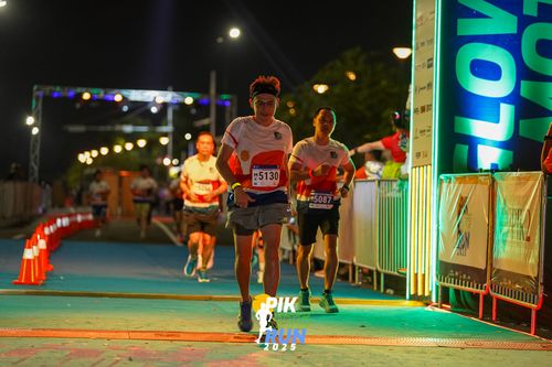 Race photo from PIK NITE RUN 2025