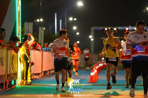 Race photo from PIK NITE RUN 2025