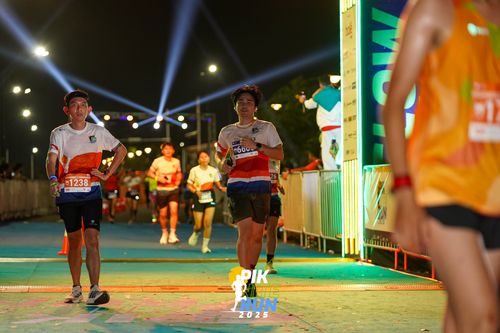 Race photo from PIK NITE RUN 2025