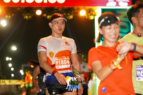 Race photo from PIK NITE RUN 2025