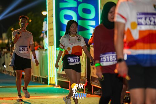Race photo from PIK NITE RUN 2025