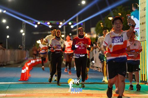 Race photo from PIK NITE RUN 2025