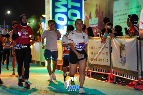 Race photo from PIK NITE RUN 2025