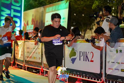 Race photo from PIK NITE RUN 2025