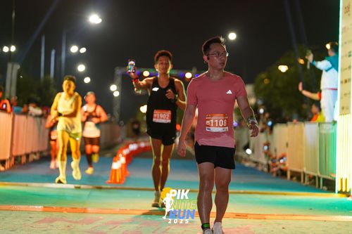 Race photo from PIK NITE RUN 2025
