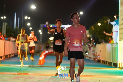 Race photo from PIK NITE RUN 2025