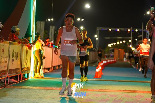 Race photo from PIK NITE RUN 2025