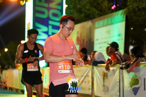 Race photo from PIK NITE RUN 2025