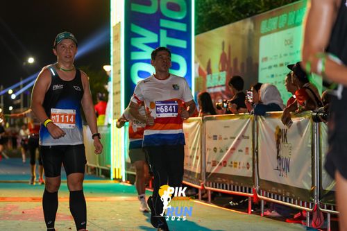 Race photo from PIK NITE RUN 2025