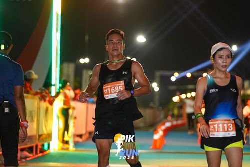 Race photo from PIK NITE RUN 2025