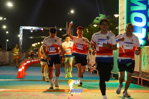 Race photo from PIK NITE RUN 2025