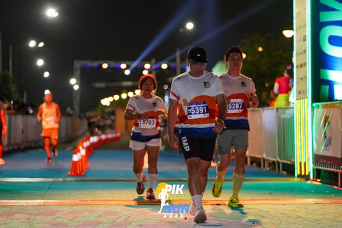 Race photo from PIK NITE RUN 2025