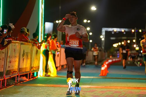 Race photo from PIK NITE RUN 2025