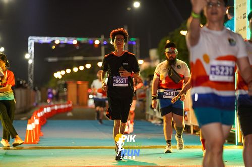 Race photo from PIK NITE RUN 2025