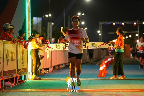 Race photo from PIK NITE RUN 2025