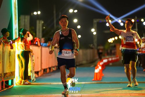 Race photo from PIK NITE RUN 2025