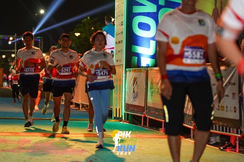 Race photo from PIK NITE RUN 2025