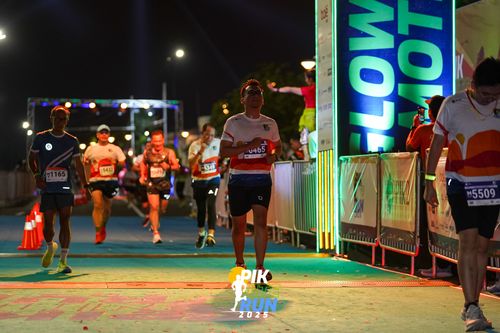 Race photo from PIK NITE RUN 2025