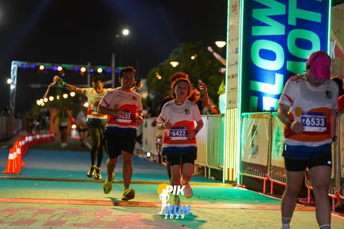 Race photo from PIK NITE RUN 2025