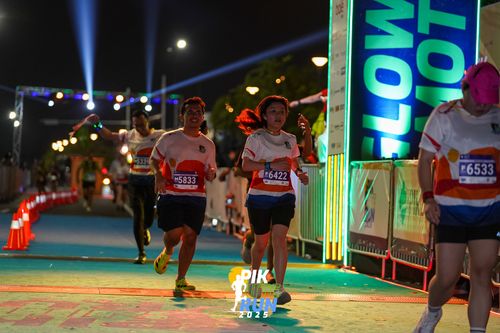 Race photo from PIK NITE RUN 2025