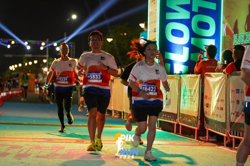 Race photo from PIK NITE RUN 2025