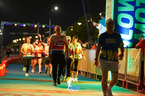 Race photo from PIK NITE RUN 2025