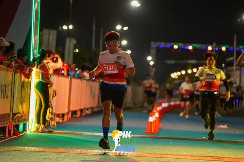 Race photo from PIK NITE RUN 2025
