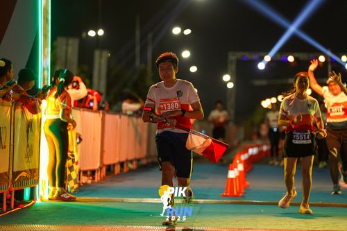 Race photo from PIK NITE RUN 2025