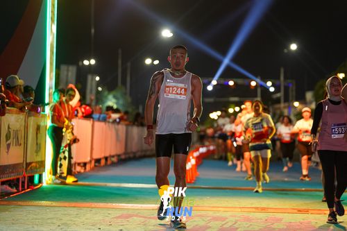 Race photo from PIK NITE RUN 2025