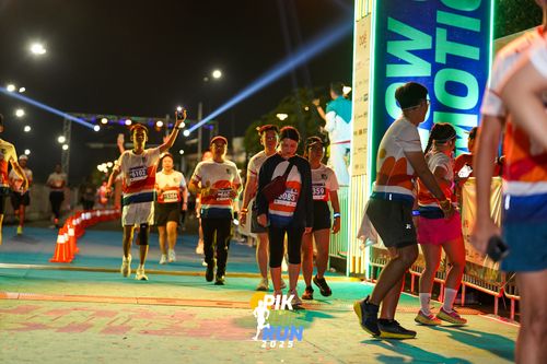 Race photo from PIK NITE RUN 2025
