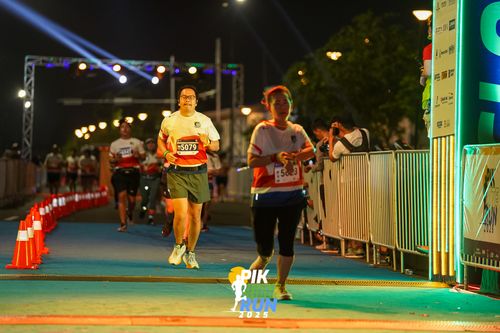 Race photo from PIK NITE RUN 2025
