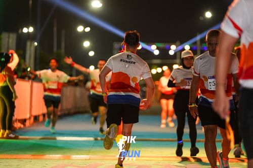 Race photo from PIK NITE RUN 2025