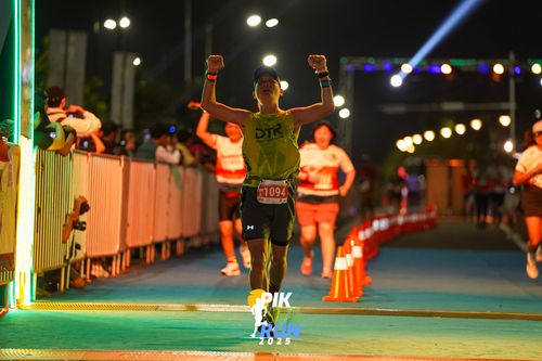 Race photo from PIK NITE RUN 2025