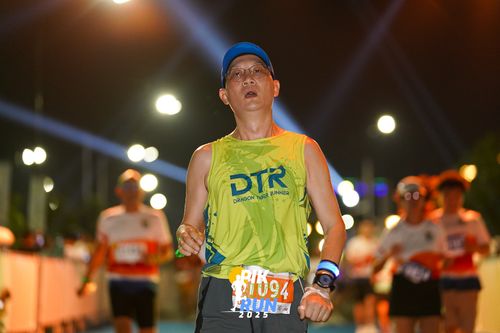 Race photo from PIK NITE RUN 2025