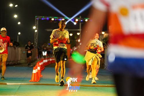 Race photo from PIK NITE RUN 2025