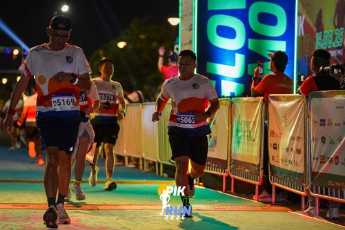 Race photo from PIK NITE RUN 2025