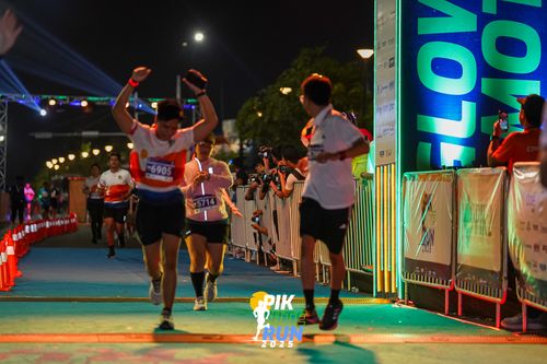 Race photo from PIK NITE RUN 2025