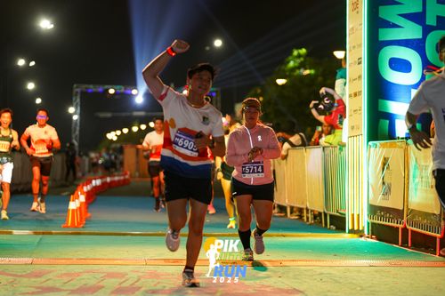 Race photo from PIK NITE RUN 2025