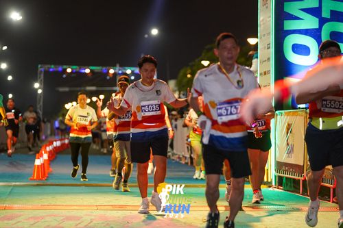 Race photo from PIK NITE RUN 2025