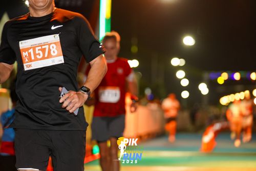 Race photo from PIK NITE RUN 2025
