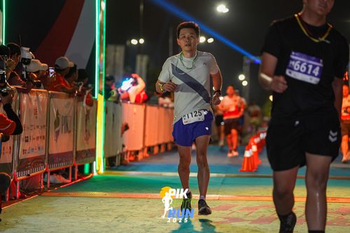 Race photo from PIK NITE RUN 2025